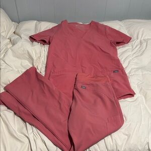 Figs Coral Scrub Ensemble